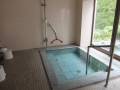 浴槽に入浴補助リフトがあります。
手すりもあります。