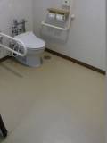 貸し切り風呂トイレは便器に両側手すりが付いています。