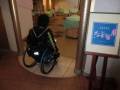 入口幅は1m60cmです。車いすの方でも十分入れます。