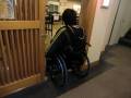 入口開口幅は90cmです。入口に段差はありません。写真の車いすタイプであれば車いすの方でも入る事が出来ます。