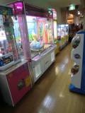 クレーンゲームやガチャガチャがあります。