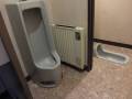 トイレの入口幅は54cmです。個室入口開口幅は53cmです。和式のみで、手すりはありません。