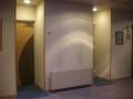 一般トイレ入口です。
入口が狭いので車いすの方は多目的トイレを使用してください。