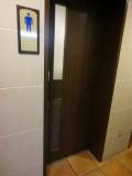 男性用トイレ入口です。ドア種類は手動開き戸です。