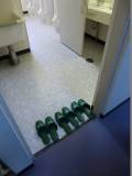 歩いてる方はスリッパに履き替えてください。車いすで一般用トイレを使える方は車いすのままお入りください。段差はありません。