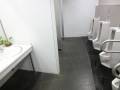 男性用トイレです。写真左側に個室があります。