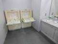 女性用トイレにだけベビーベッドが2つあります。