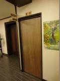 一般トイレ入口です。
ドア種類は手動スライドドアです。