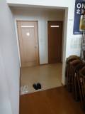 一般用トイレです。
個室入口幅は、61cmです。段差はありません。