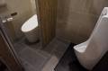 男性用トイレです。小便器と個室があります。個室入口幅は53㎝です。