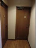 写真奥側が男性トイレ･左側が女性用トイレです。
入口開口幅は男女80cmです。