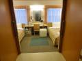 写真向って右側がトイレです。左側がお風呂です。部屋通路幅は1m50cmです。車いすで十分動けます。