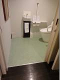 客室トイレ入口です。入口開口幅は79cmです。