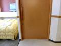 こちらはトイレです。入口入って右手側がトイレです。入口開口幅は81cmです。ドア種類は手動スライドドアです。