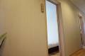 ニソルです。部屋にお風呂とトイレはありません。
部屋入口ドアタイプは手動開き戸でカギタイプです。