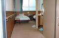 入口入って右側がトイレです。トイレドアは手動スライドドアです。入口開口幅は97cmなので、車いすでも十分入れます。