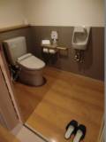 トイレ入口開口幅は92cmです。手すりは便器座って左側にあります。