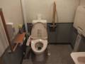 店内トイレです。手すりが両方にあります。