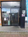 お店出入り口です。ドア種類は片側センサー式自動ドアです。開口幅は85cmです。