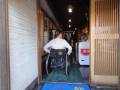 入口開口幅が1m10cmなので車いすの方でも十分入れます。段差はありません。