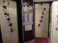 このエレベーターを4階で降りるとすぐお店になります。段差はありません。