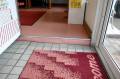 入口にはサッシ部分があり高さが8cmになっています。ケーキ売り場の所に段差があります。
段差高さが9cmです。