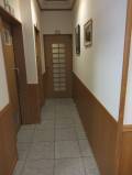 トイレ入口。写真左手。
多目的トイレのドアはスライドドアです。開口幅は80cmです。
