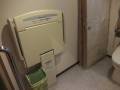 多目的トイレ内。簡易ベビーベッドがあります。