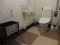 トイレ全体。
トイレは一つです。車いすの方でも入れるようになっています。