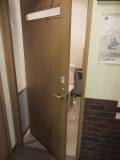 多目的トイレ入口。
個室入口幅は82cmです。