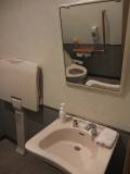 多目的トイレ洗面台
洗面台下は68cmです。