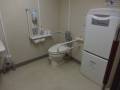 多目的トイレ。入口幅は86cmです。このトイレにオストメイトはありません。