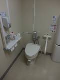 便器は温水洗浄便座です。緊急通報装置もついています。
