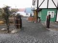 駐車場から建物へ