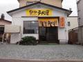 砂利道からお店に入ります。