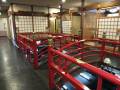 こちらの橋の下には鯉が泳いでいます。広々としているので車いすの方でも鯉を見る事が出来ます。