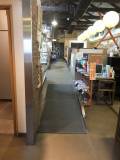 店内通路。
入ってすぐ登坂のスロープです。角度があり急なので注意してください。
お店の方がお手伝いしてくれます。