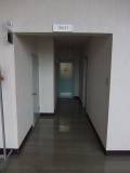 トイレ入口通路。奥左手側に多目的トイレがあります。段差はありません。