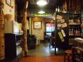 店内から入口外