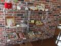 店内では、手作りの小物などがたくさん置いてあります。