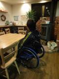 テーブル席　高さ60cm。
この車いすタイプであればそのまま入ることが出来ます。