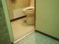 洋式トイレ入口幅は48cmなので車いすのまま入るのは厳しいです。