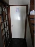 トイレ入口ドア種類は手動開き戸です。開口幅は74cmです。