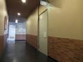 1階男性用トイレです。ドア種類は両側手動開き戸です。