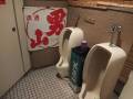 男性用トイレです。全体入口57cmです。ドア種類は手動開き戸です。