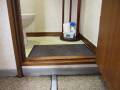 トイレの入口ですが、1段の段差があります。段差は11cmです。