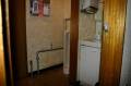 トイレはお店奥の方にあります。トイレドアは手動開き戸です。開口幅は59cmです。