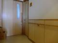 一般用トイレ男性用入口です。ドアは手動開き戸です。