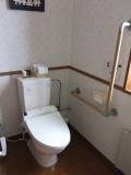 個室ドアは手動スライドドアです。便器片側に手すりが付いています。