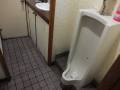 トイレ入口幅は57cmです。小便器が一つあります。手すりはありません。